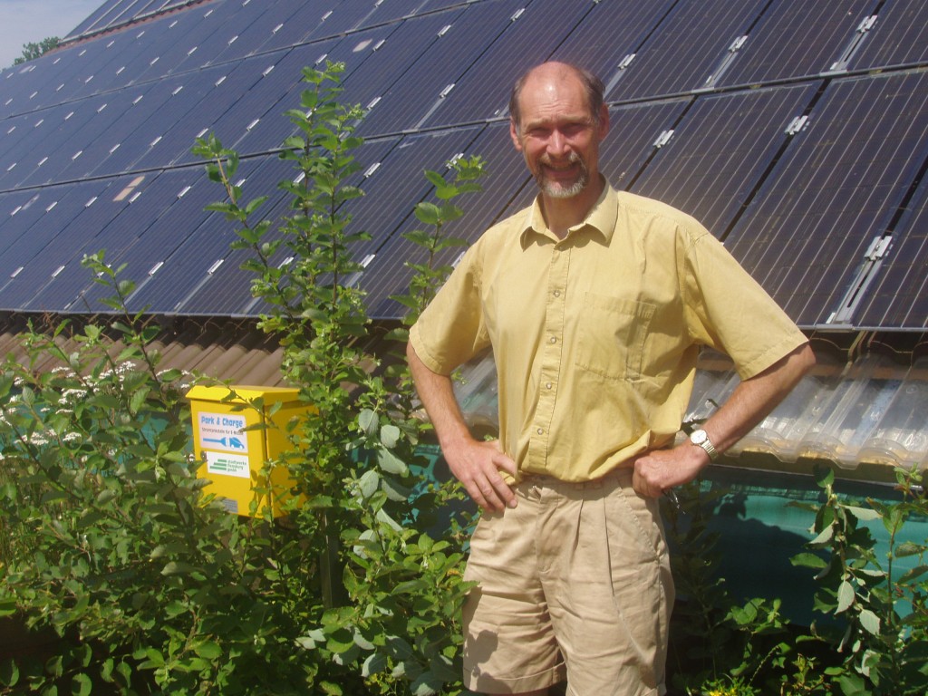 Werner Kiwitt vor der nördlichsten Park&Charge Elektrotankstelle Deutschlands