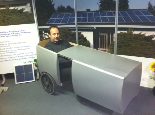 Herr Lindenau in seinem Solar-Mobil-Prototypen